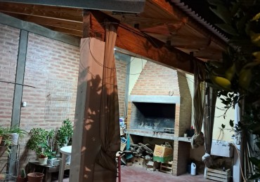 CASA 3 DORMITORIOS CON COCHERA Y QUINCHO - BARRIO SMATA